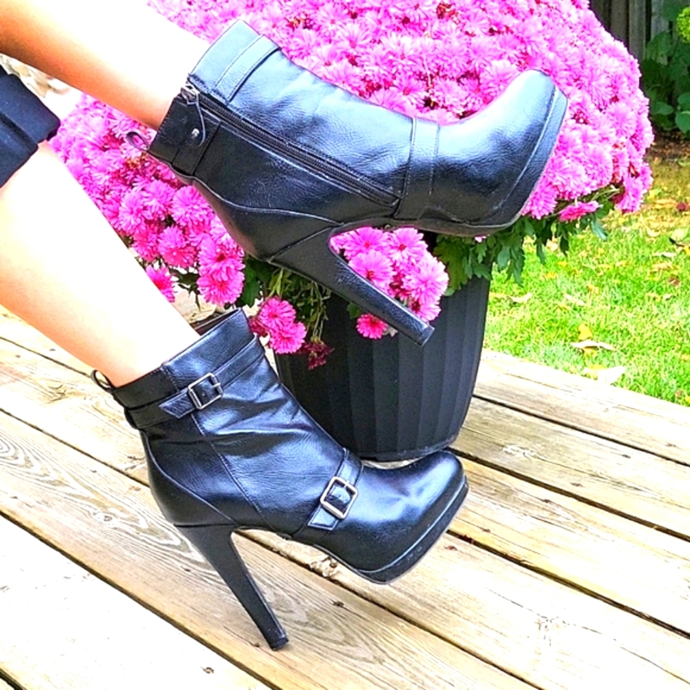 SUPER SEXY Vera Wang Black Ankle Stiletto Boots! 9